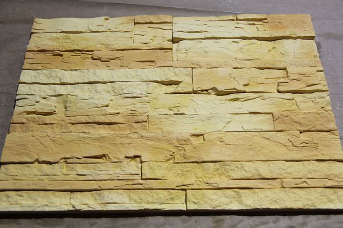 Окрашенные самодельные камни из гипса