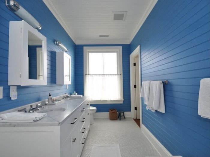 Синие панели на стене ванной комнаты в частном доме