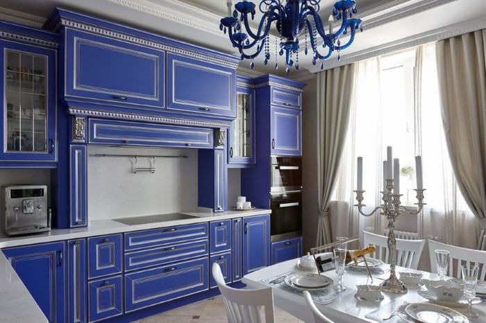 Линейная кухня с синей мебелью