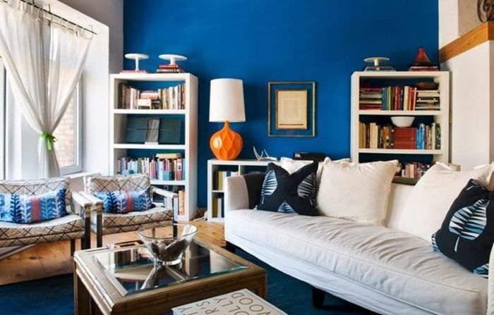 Белый диван в гостиной с синем полом и стеной