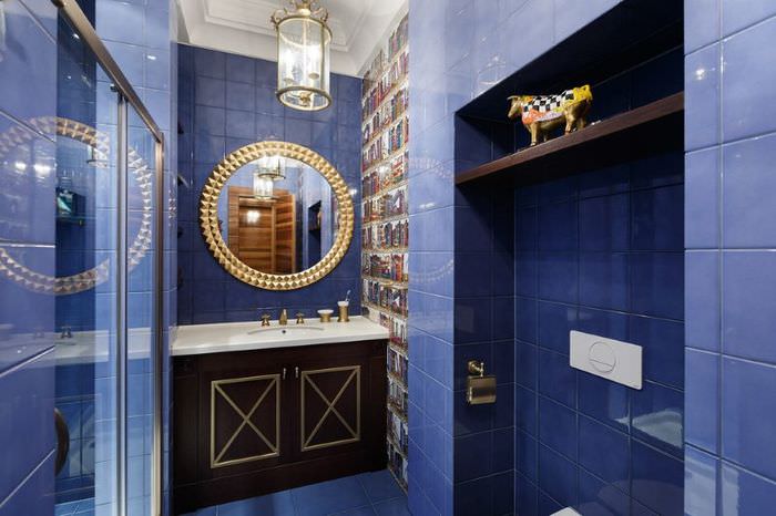 Интерьер ванной с синей плиткой на стене