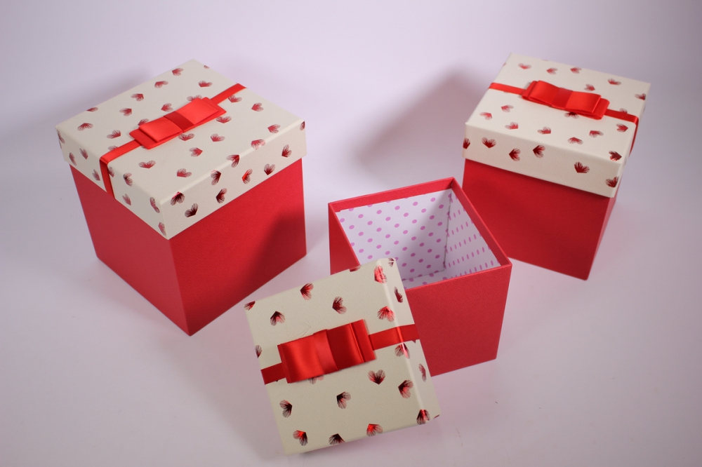 Шестнадцать коробок. Коробочка для подарка. Маленькая коробка для подарка. Небольшие коробочки для подарков. Коробочки для подарунка.