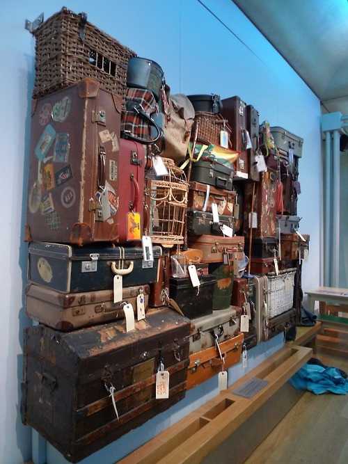 Старый чемодан в интерьере квартиры