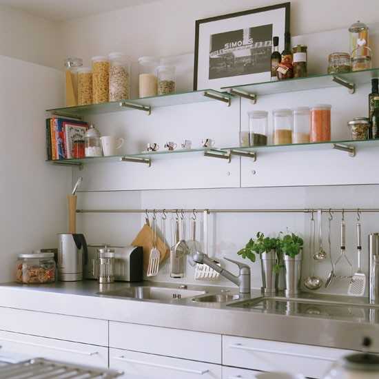 Стеклянные полки на кухне фото реального интерьера