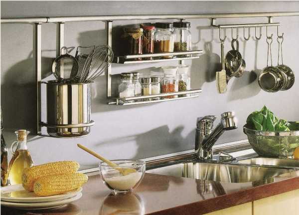 Штанги для кухни с крючками в интерьере кухни